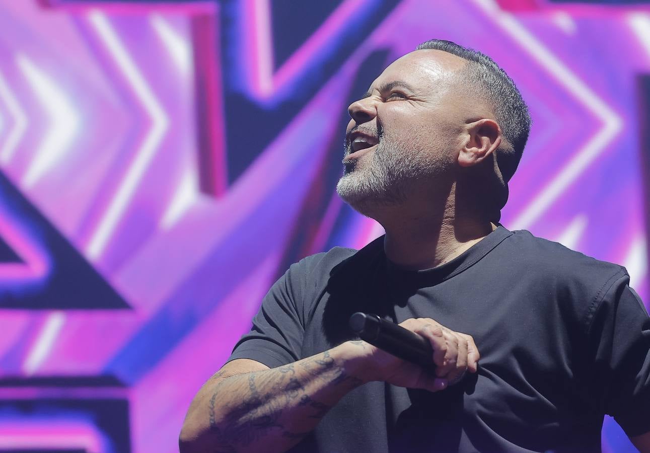 El cantante deleitó a su público en la Plaza de España de Sevilla