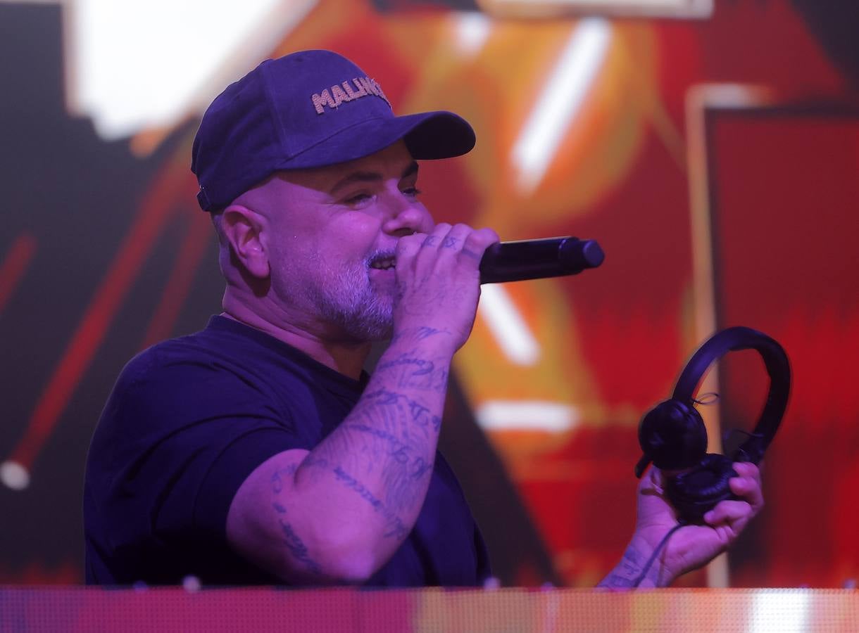 El cantante deleitó a su público en la Plaza de España de Sevilla