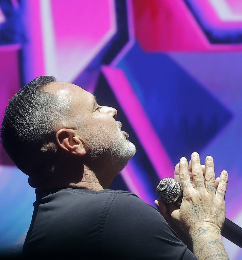 El cantante deleitó a su público en la Plaza de España de Sevilla