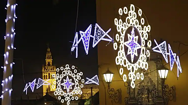 Luces de Navidad en Triana, con la Giralda de fondo