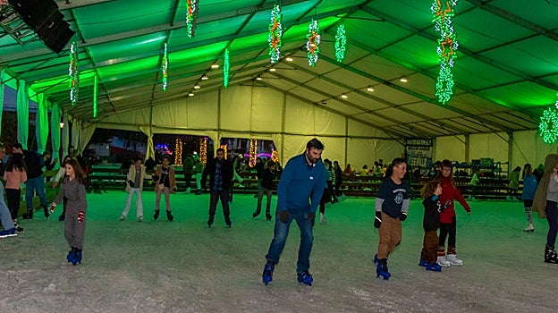 Pista de patinaje sobe hielo en el muelle de las Delicias