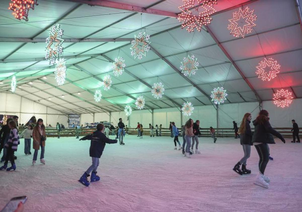 Pista de hielo de Sevilla On Ice en el Muelle de las Delicias