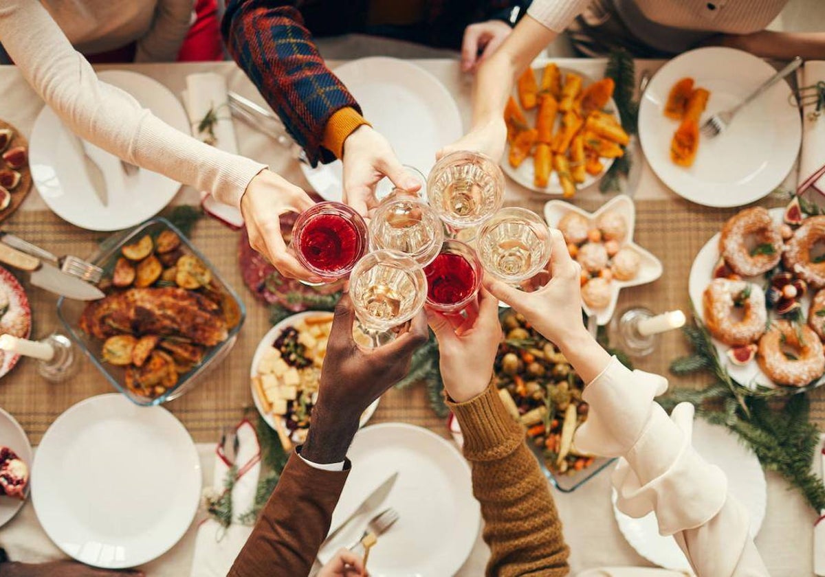 Momento del brindis durante una comida de empresa