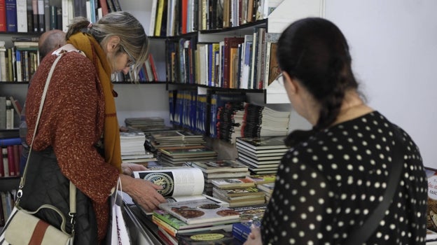 Ambiente en la Feria del Libro Antiguo y de Ocasion de Sevilla