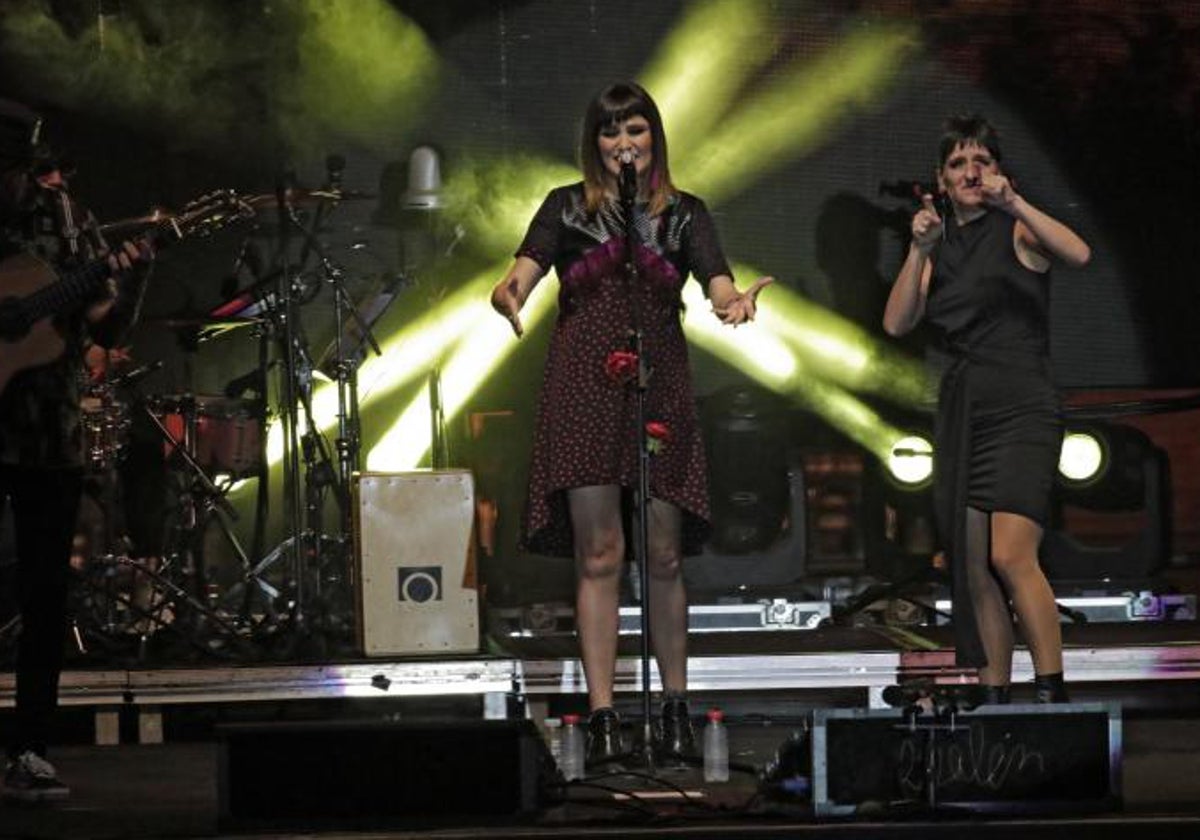 Rozalén, durante su actuación en Icónica Sevilla Fest en 2022