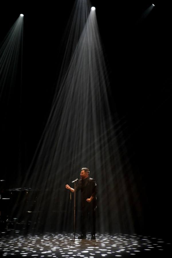 El cantante catalán, en un momento de su actuación este viernes en el Cartuja Center de Sevilla