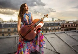 Camille Thomas, la chelista viral de las azoteas de París, debuta con la Sinfónica de Sevilla