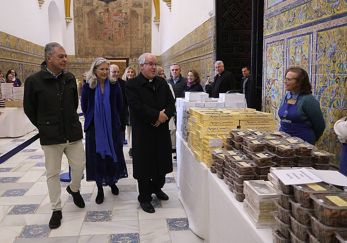 El arzobispo habla con las voluntarias que venden los dulces en el Alcázar