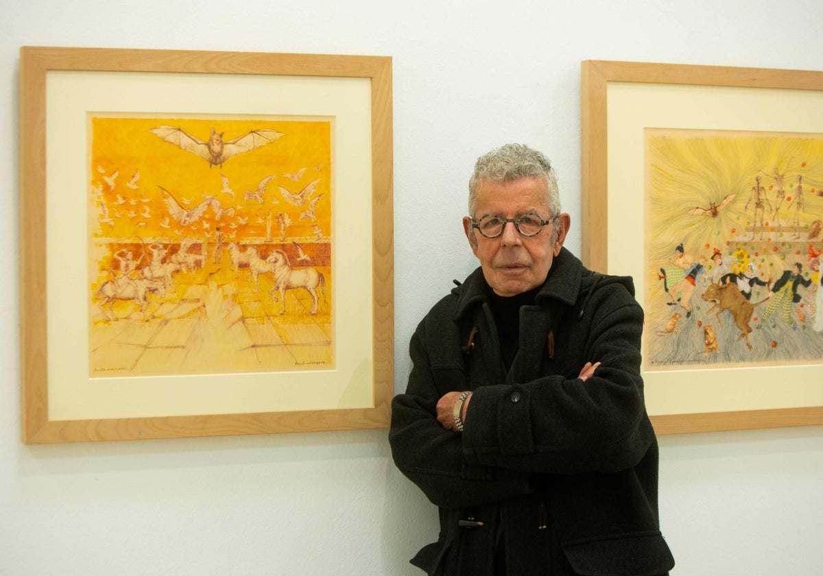 Fausto Velázquez ante sus obras de la serie Coronavirus en la exposición de la Casa de la Provincia