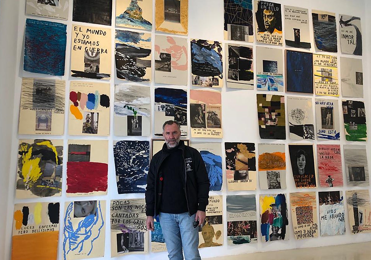 Paco Pérez Valencia, ante una de las piezas múltiples de su exposición en Di Gallery