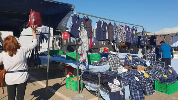 Imagen de uno de los puestos del mercadillo de Parque Alcosa