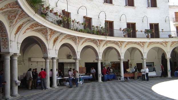 Varios puestos en el semicírculo de la Plaza del Cabildo