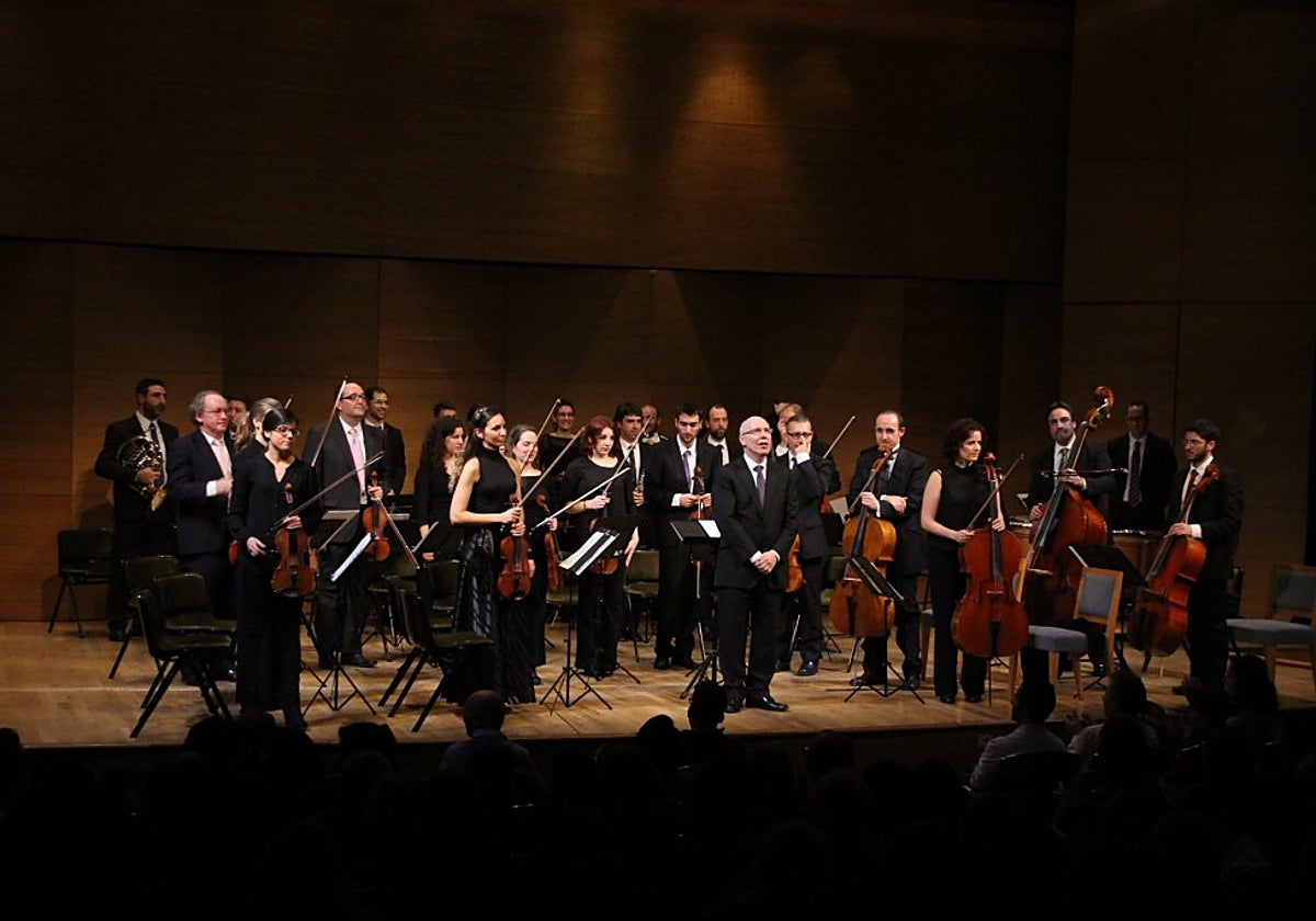 La Orquesta Bética de Cámara con su director titular, Michael Thomas, al frente