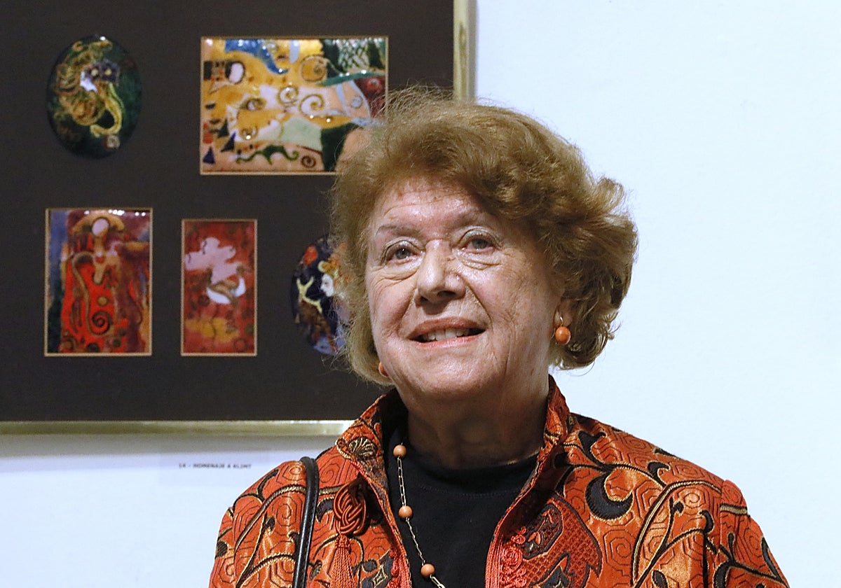 La artista Lourdes Cabrera junto a algunos de los esmaltes que expone en la Academia de Bellas Artes