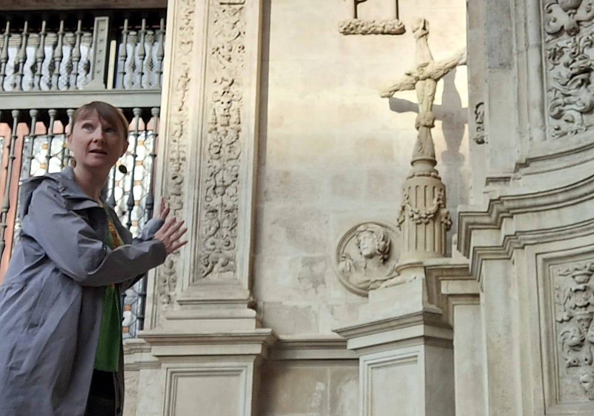 Una guía habla a los participantes de esta cruz que conmemora los ajusticiamientos producidos varios siglos atrás en Sevilla