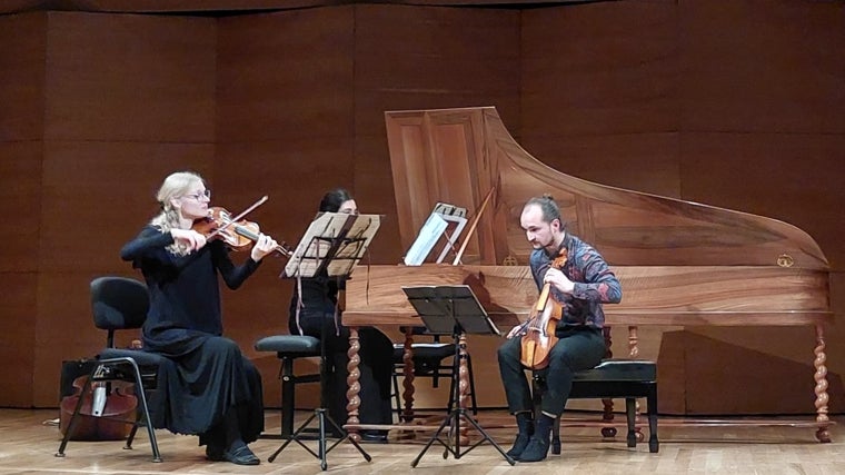 Otro momento del concierto con Martin Jantzen usando la viola 'da gamba' tiple