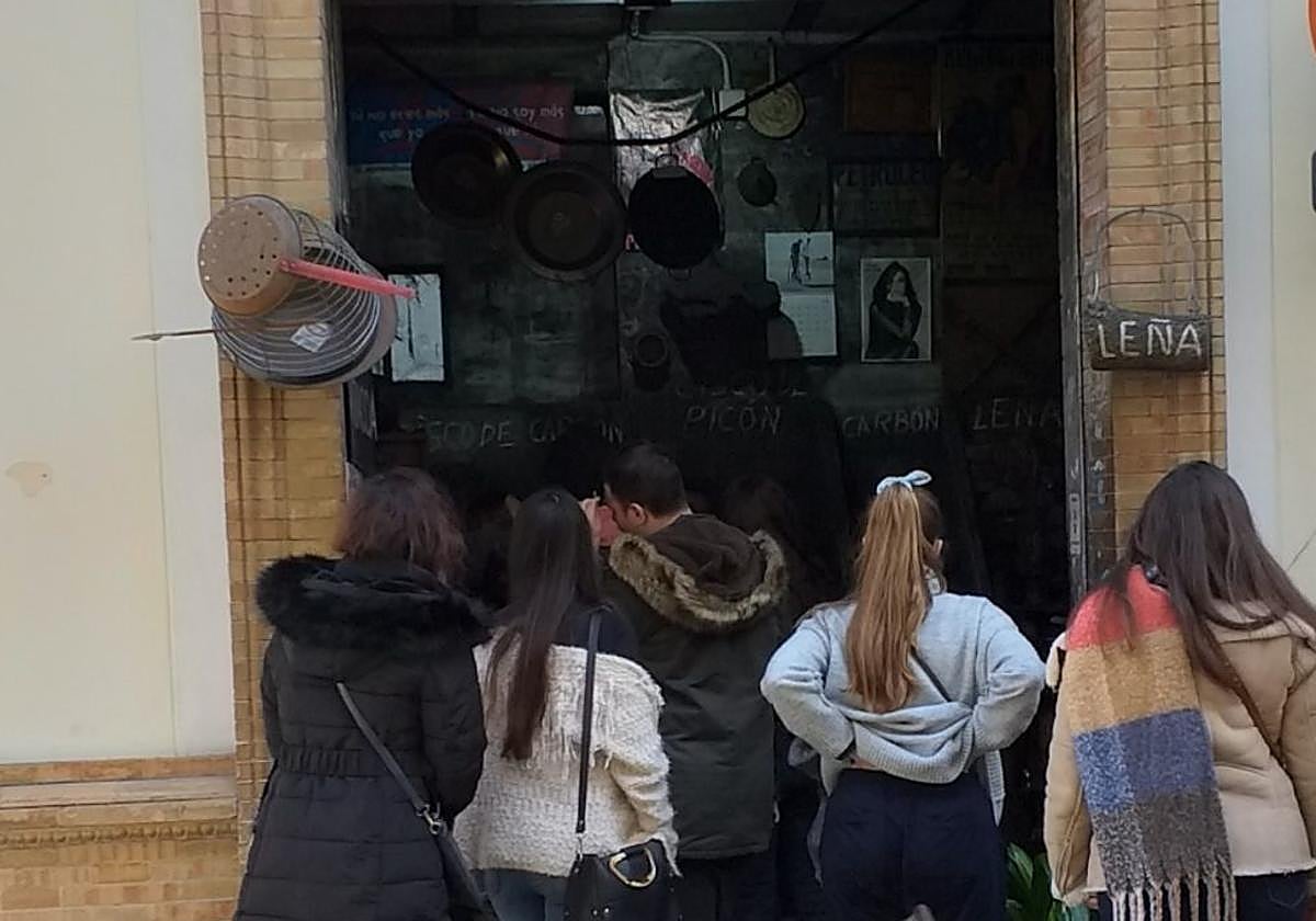 La ruta por la Macarena industrial, en una carbonería