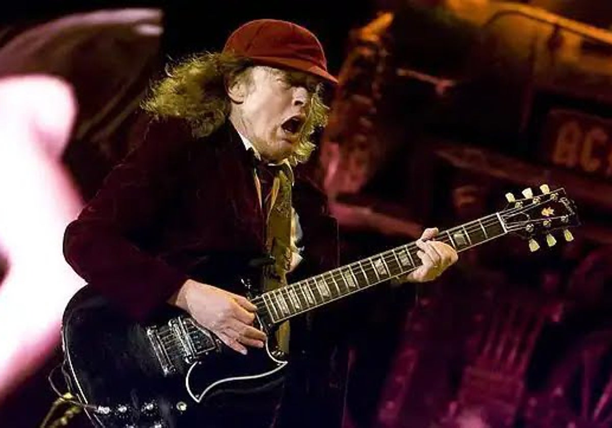 El genial guitarrista Angust Young estará en Sevilla junto al resto de la actual formación de AC/DC