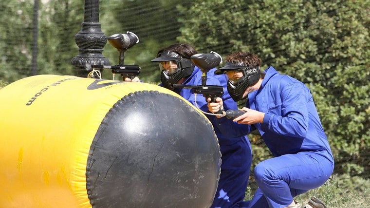 Jóvenes practicando paintball