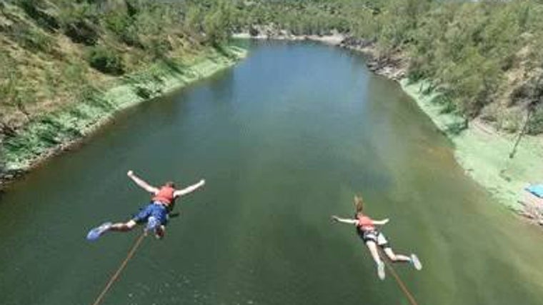 Pareja haciendo puenting