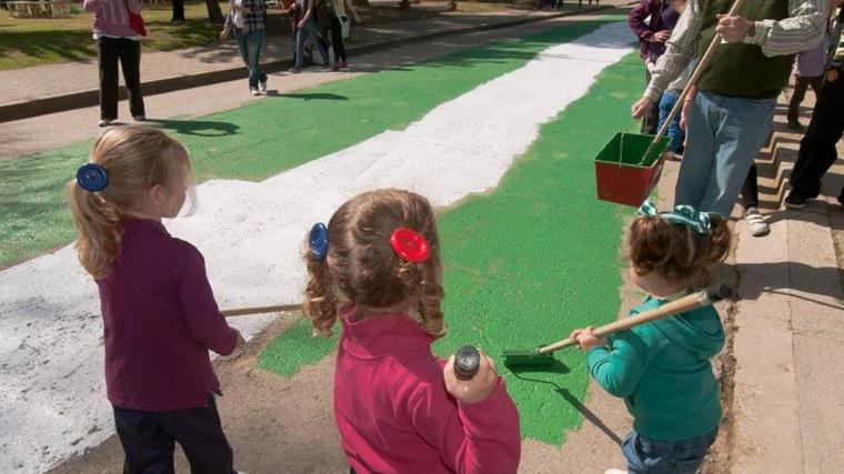 Niños pintando la arbonaida en el 28-F