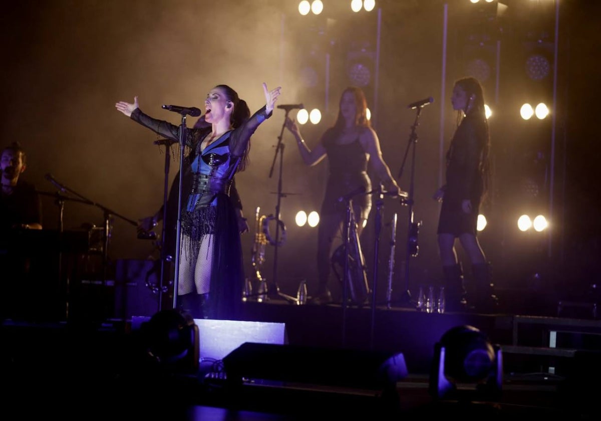 Malú durante su concierto en Sevilla