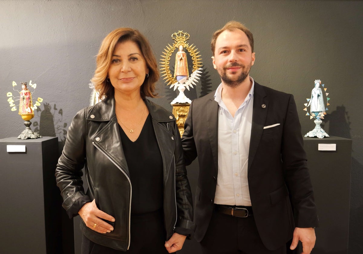 La galerista Inma Puchal junto al artista Rafael Laureano, con algunas de las obras expuestas