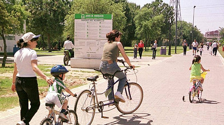 Personas disfrutan a pie y bicicleta del parque del Alamillo