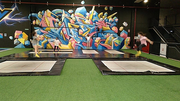 Niños saltando en camas elásticas