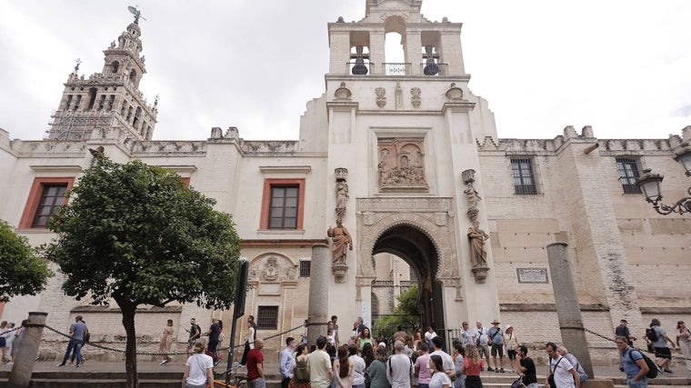 La Puerta del Perdón de la Catedral de Sevilla en la calle Alemanes