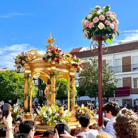 El Niño Dios de las Carreritas y la Virgen de Belén se funden el Domingo de Resurrección en un abrazo simbólico en la Plaza Mayor de Pilas