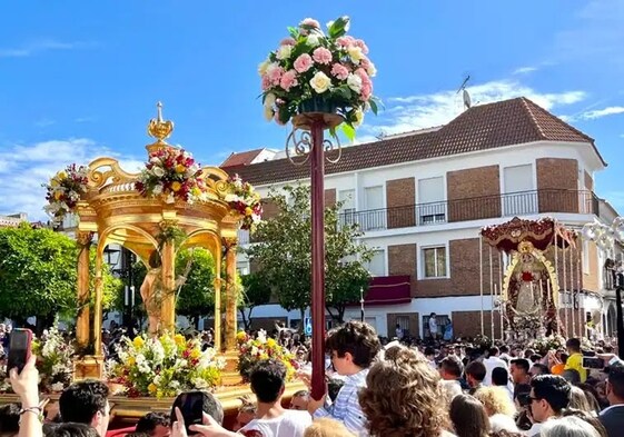 El Niño Dios de las Carreritas y la Virgen de Belén se funden el Domingo de Resurrección en un abrazo simbólico en la Plaza Mayor de Pilas