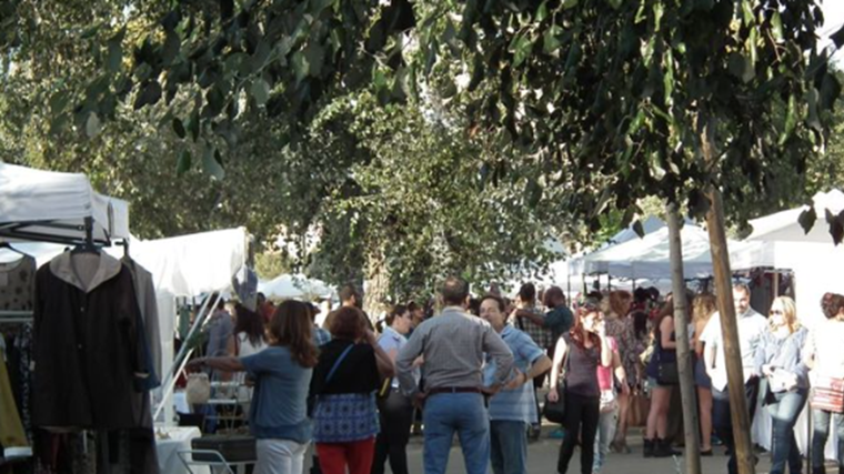 Ambiente en este mercadillo que se monta en la Alameda de Hércules