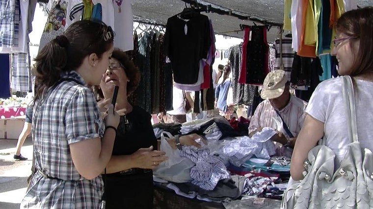 Varias personas en uno de los muchos puestos del mercadillo de Parque Alcosa