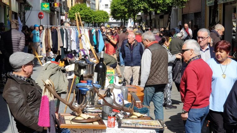 Imagen de algunos puestos del mercadillo del jueves de la calle Feria