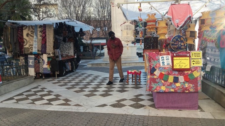 Dos puestos del mercadillo de la Plaza del Duque