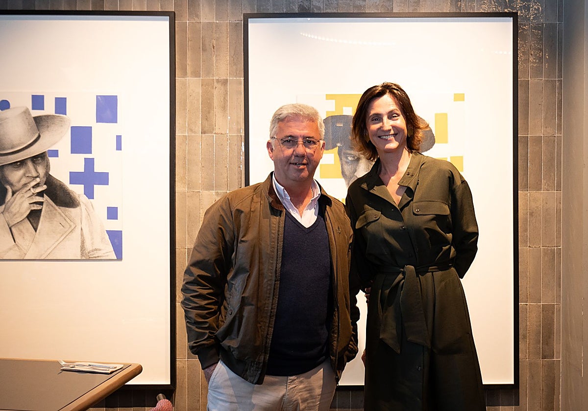 Beatriz Zamora junto al también artista Javier Jiménez Sánchez-Dalp, ante varios cuadros de la pintora