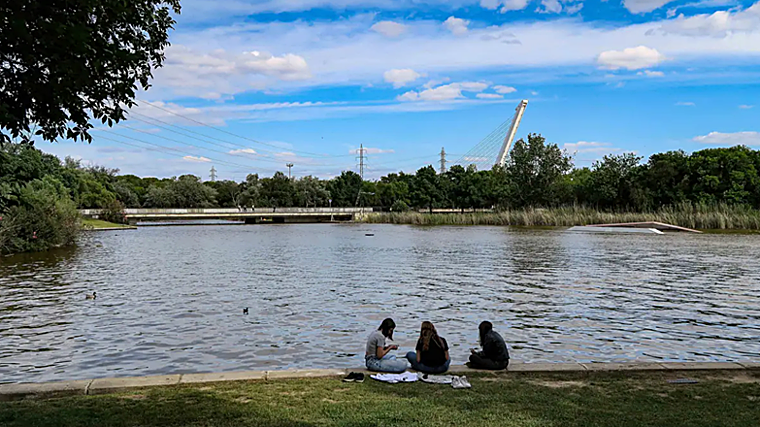 Un grupo de amigos en el Parque del Alamillo