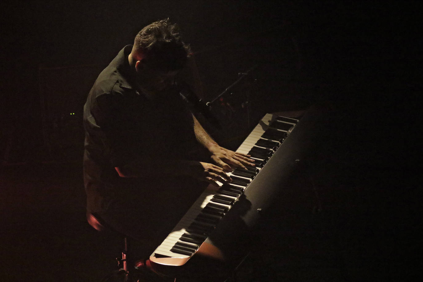 Pablo López ofrece un concierto sensacional a su público en el Palacio de Exposiciones y Congresos de Sevilla