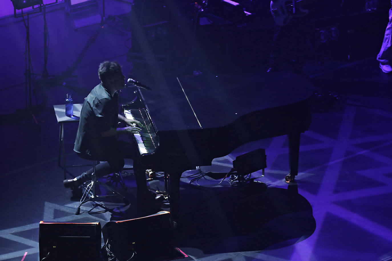 Pablo López ofrece un concierto sensacional a su público en el Palacio de Exposiciones y Congresos de Sevilla