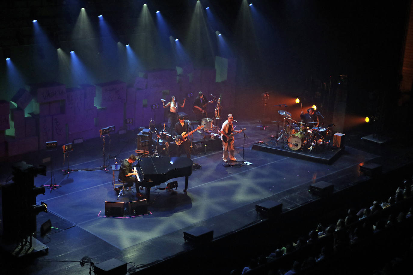 Pablo López ofrece un concierto sensacional a su público en el Palacio de Exposiciones y Congresos de Sevilla