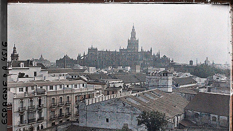 Una imagen tomada a comienzos del siglo XX del centro de Sevilla, pieza que forma parte de la interesante muestra que se encuentra en la Casa de la Provincia