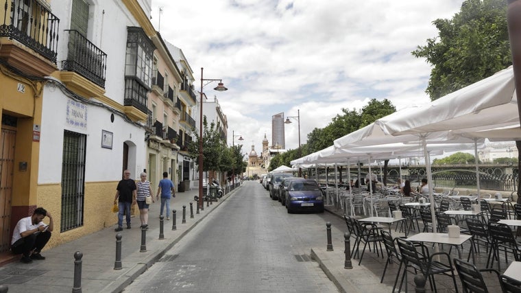 Calle Betis, con la capillita del Carmen al fondo