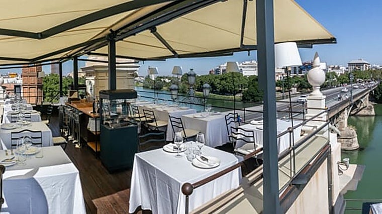 Terraza del Restaurante Mariatrifulca, una buena opción para celebrar el Día de la Madre en Sevilla