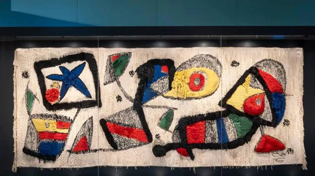 Al Caixaforum ha llegado una muestra en la que se puede ver un tapiz realizado por Joan Miró para La Caixa