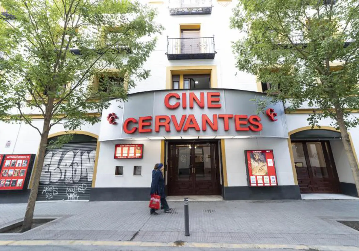 Cine Cervantes, situado en la calle Amor de Dios