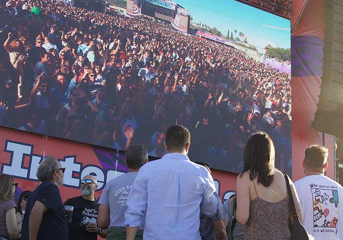 Una pareja observa el concierto de Xoel López en la pantalla