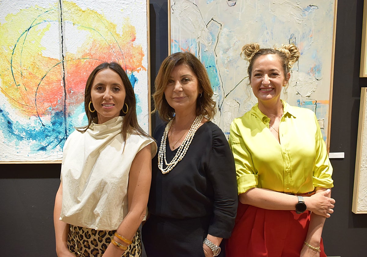 Elena Camacho, Inma Puchal y Marta Bernad, en la inauguración de la exposición