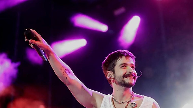 Camilo cantando en el Estadio de La Cartuja anteriormente