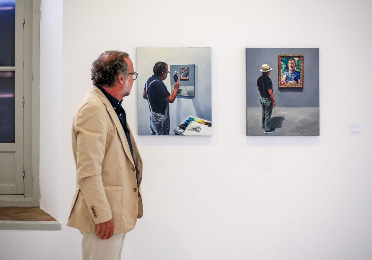 El pintor Javier Buzón ante uno de los cuadros de la exposición en la galería Rafael Ortiz